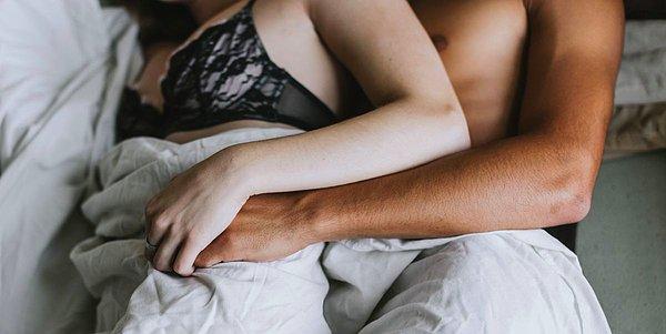 Kaşık pozisyonu partnerinizle yan yatarak, birinin önde diğerinin arkada birbirine sarılmasıdır.