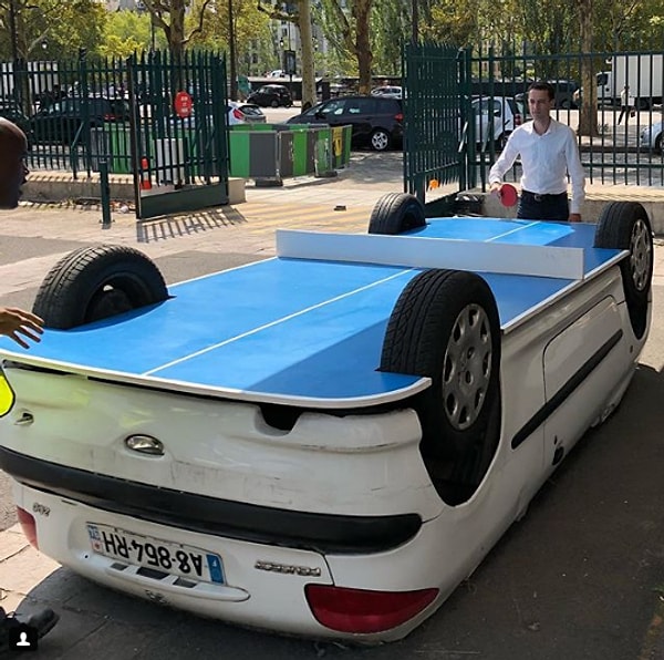 2. Настольный теннис из брошенного хозеявами автомобиля.