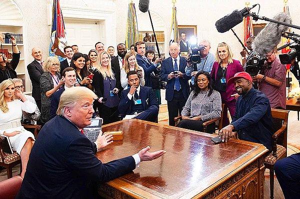 Ünlü Rapçi Kanye West, Beyaz Saray'da hapishane şartlarının iyileştirilmesi ile ilgili fikirlerini görüşmek amacıyla Donald Trump ile bir araya geldi.