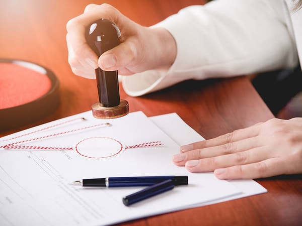 1. Следующий всем правилам и формальностям: