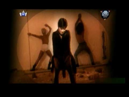 Emel Müftüoğlu - Deli Et Beni Şarkı Sözleri