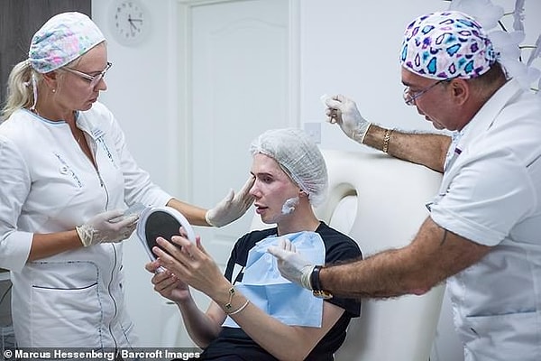 Он уже потратил на все эти метаморфозы более 75 тысяч фунтов стерлингов (6,6 млн рублей), и это не считая ежемесячных уколов ботокса и филлеров.