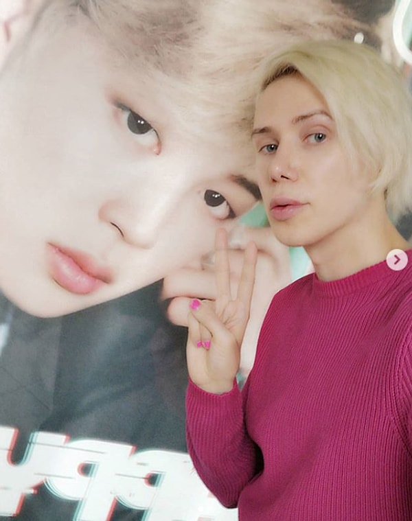 Сам Оли так комментирует свои изменения: «Каждый раз, когда я иду на прием к хирургу, я беру с собой изображение Пак Чи Мина. Он идеален во всем, я готов буквально расплакаться, когда смотрю на него».