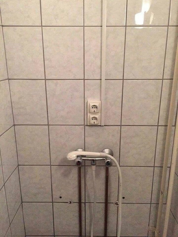 1. Человека, который решил, что розетки в душе - это хорошая идея