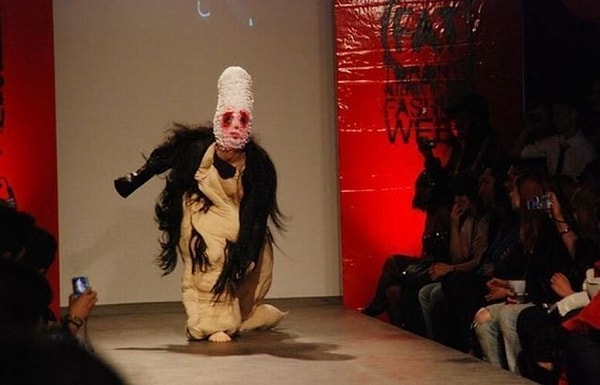 9. Чем бы не вдохновлялся дизайнер, одно несомненно - этот костюм вызовет у людей страх