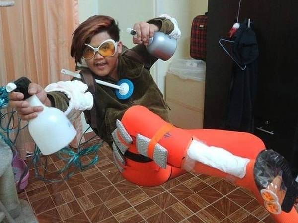 12. Бюджетный косплей на Трейсер из Overwatch