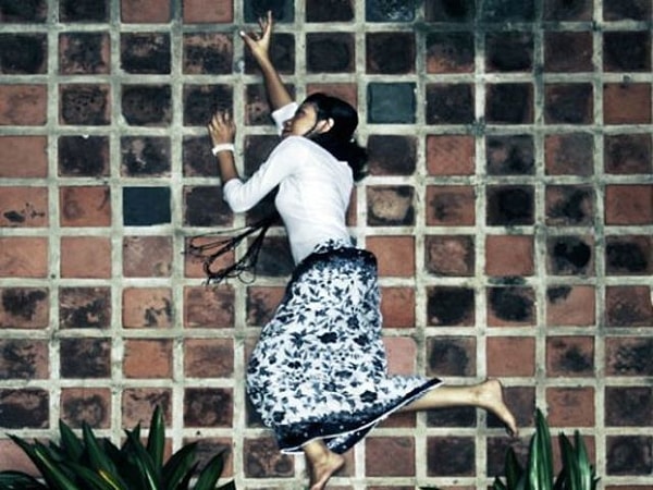 3. А эта женщина что делает?