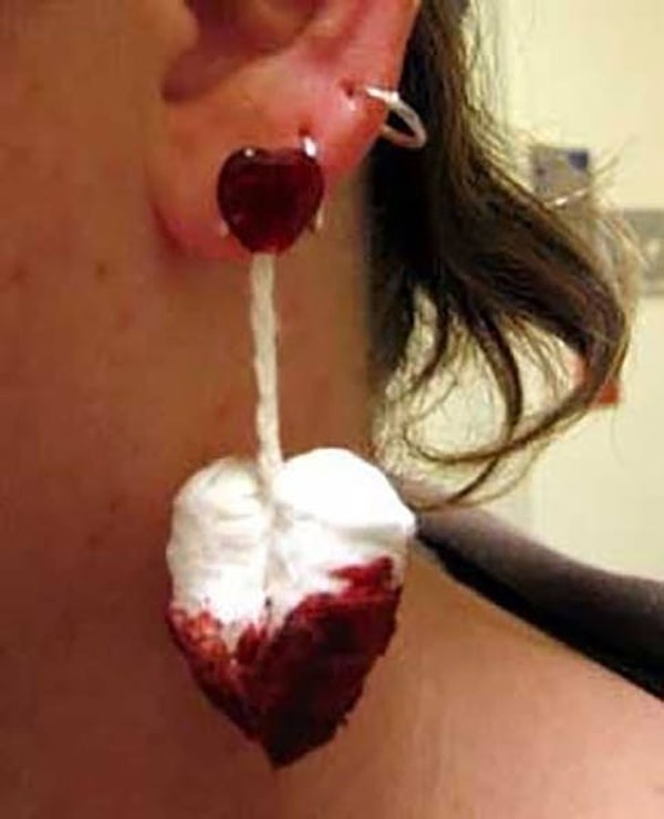 14. Серьги из тампонов. Так себе креативность даже для Хэллоуина