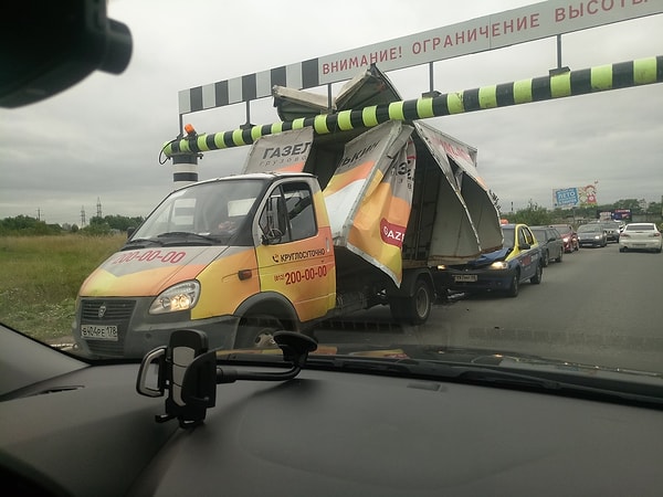 1. Мост глупости или обычный вечер в Кудрово. Сколько водителей уже ломали эту балку!