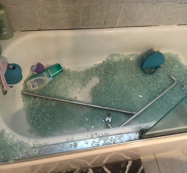 16. «Сегодня я решил починить стеклянную дверь в ванной»