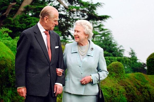 Kraliçe Elizabeth ve Edinburgh Dükü, torununun çocuğunu ellerine alacakları için çok mutlu olduklarını söylediler.