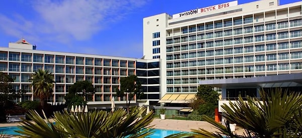 İzmir'de Swissotel olan Efes Otel'inde bir haftalık programa sevgilisiyle birlikte katılıyor.