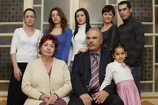 3. Babasının kalp krizi geçirmesi için elinden geleni yapan evlatlar ve evde regülatör vazifesi gören bir annenin dramı.