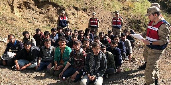 Afganistan uyruklu 33 göçmen, insan kaçakçılarına ücretini verip bir TIR ile Türkiye'ye girdi. İnsan kaçakçıları mültecileri 'Burası İstanbul, biraz yürüyünce varacaksınız' diyerek Artvin-Ardahan yolunda bıraktı