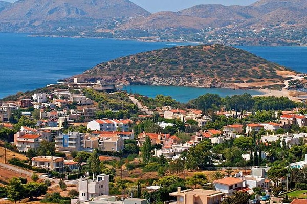 7. Историческая область Аттика находится...