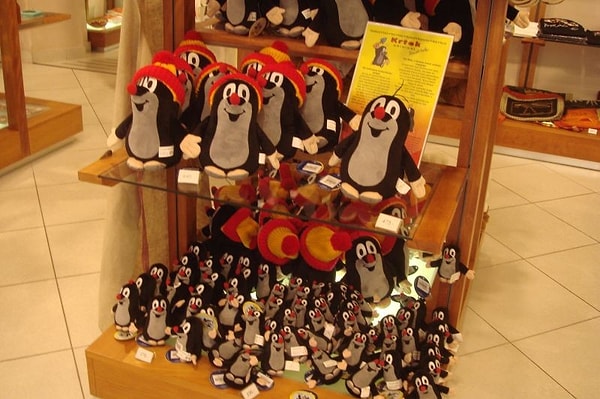 3. В какой стране подобные сувениры можно приобрести буквально на каждом шагу?