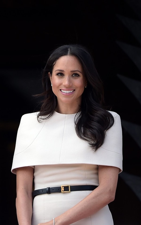 Возможно по этой причине герцогиня часто появлялась в нарядах, подчеркивающих ее плоский живот