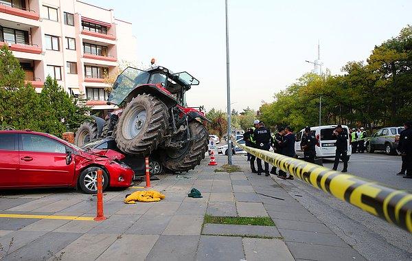 Polisin uyarısını dikkate almayan traktör sürücüsü, önündeki araçlara çarparak, Çankaya yönüne doğru ilerledi.