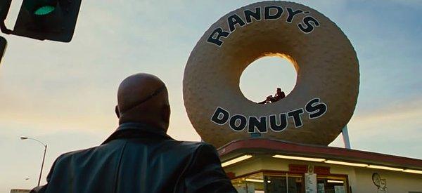 9. Tony Stark'ın Iron Man 2'de bir şeyler atıştırdığı dev donut,