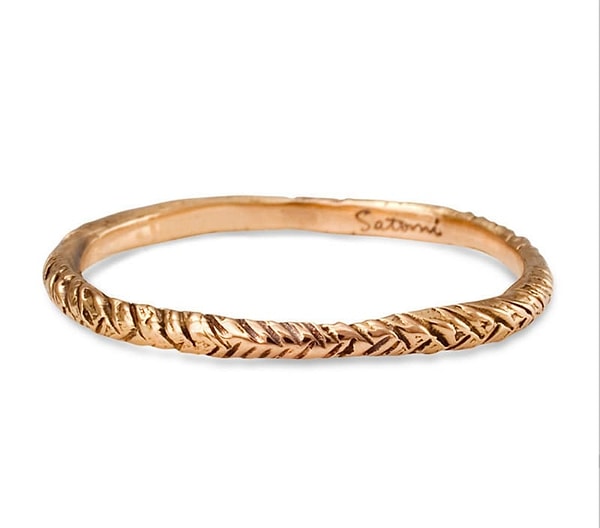 9. Это узорное обручальное кольцо выполнено вручную: