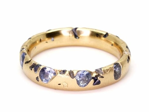 11. Это обручальное кольцо сделает счастливым того, кто хочет добавить немного красок: