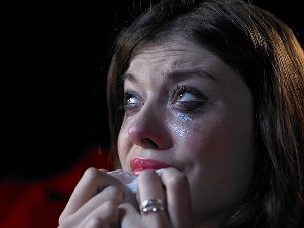 1. Как по-вашему, почему плачет эта женщина?