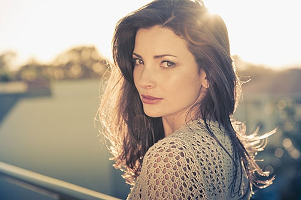 6. Как бы вы описали взгляд этой девушки?