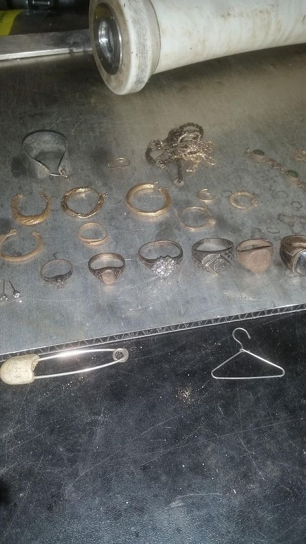 12. "В сточной трубе я нашёл кучу украшений. И мини-вешалку".