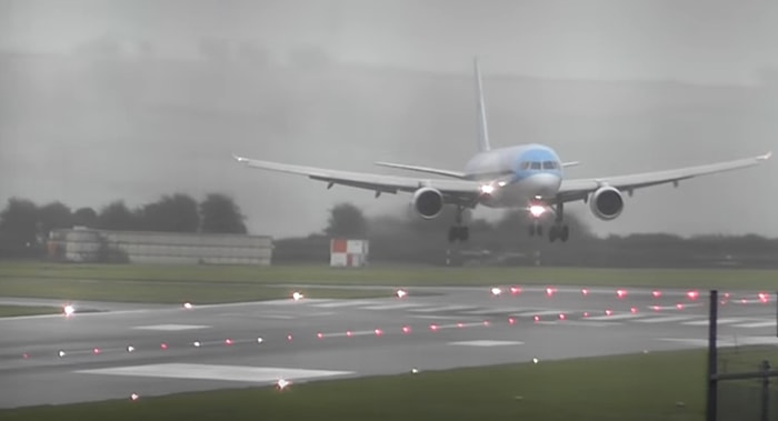 İngiltere'yi Vuran 'Callum Fırtınası'nda Yanlayarak Uçağı Piste İndiren Pilotun Ayakta Alkışlanacak Görüntüleri