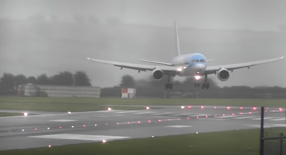 İngiltere'yi Vuran 'Callum Fırtınası'nda Yanlayarak Uçağı Piste İndiren Pilotun Ayakta Alkışlanacak Görüntüleri