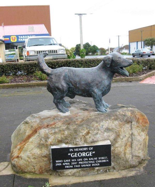 Cesur köpek George'un anısına heykel yapıldı.