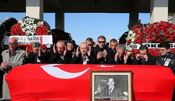 Paylaşılan fotoğraf, CHP Genel Başkanı Kemal Kılıçdaroğlu’nu bir cenazede kameraya poz verirken gösteriyor.