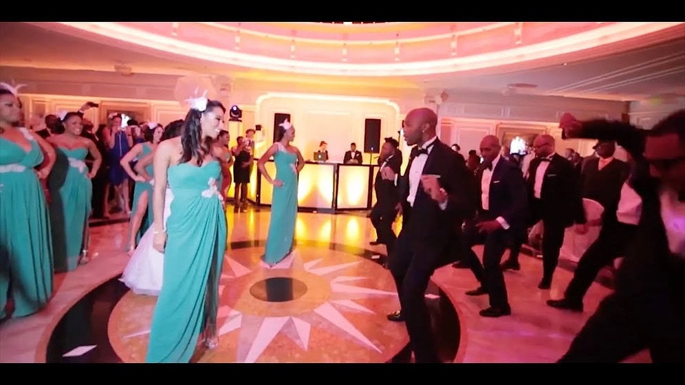 Yaptıkları İlk Düğün Danslarıyla Misafirlerine Oldukça Keyifli Anlar Sunan Çiftler