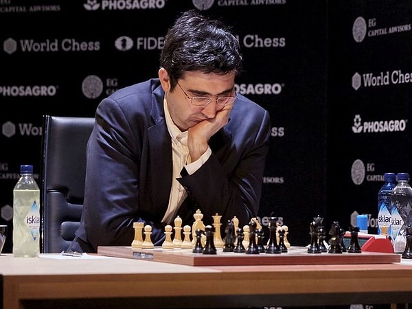 4. Кому уступил шахматист в 2006 году, потерпев одно из самых обидных поражений в карьере?