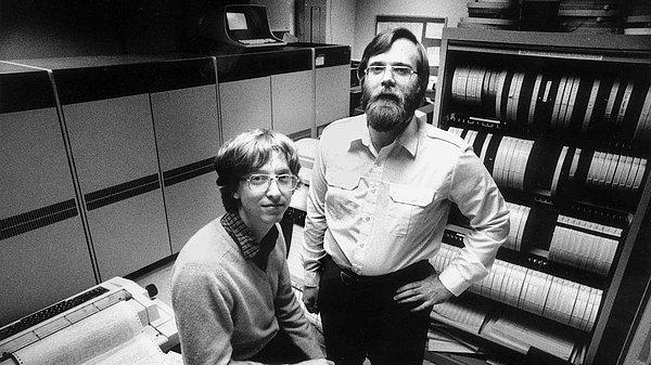 Aslında bu analoji baştan hatalı. Çünkü Bill Gates de aslında bir Wozniak idi. Okul arkadaşı olan bu iki yetenekli bilgisayar bilimcisi 1976’da Microsoft’u kurdular.