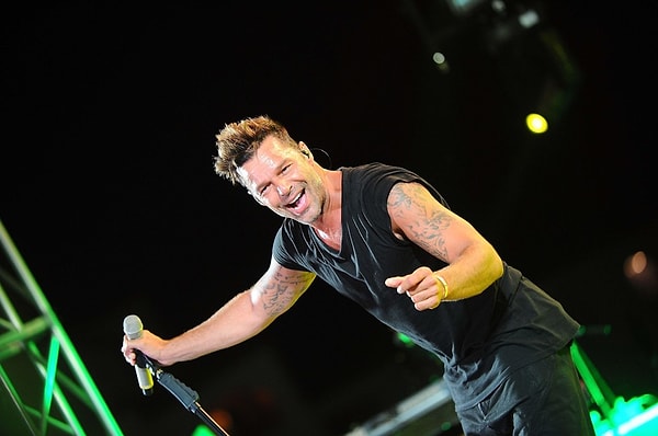 1. Начнем с простого. Имя этого певца?