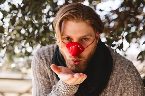 А как вам такой дизайн с кокетливой надписью "kiss me?"