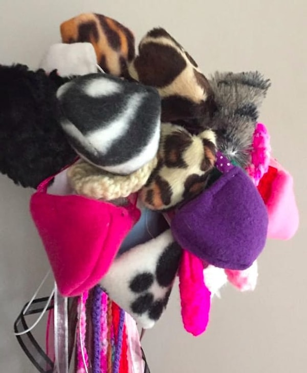 Предприимчивый дизайнер размышляет: «Выглядят ли такие носогрелки нелепо и смешно? Возможно. Но ведь свитера с оленями и шапки с помпонами тоже не отличаются элегантностью, но на них огромный спрос. Найдется полно людей, которые устали мерзнуть и готовы носить такой оригинальный элемент одежды».