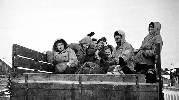 Ural Teknik Üniversitesi'nden 9 öğrenci 28 Ocak 1959'da Ural Dağları'nda iki haftaya yakın sürecek bir gezi için yola çıkarlar.