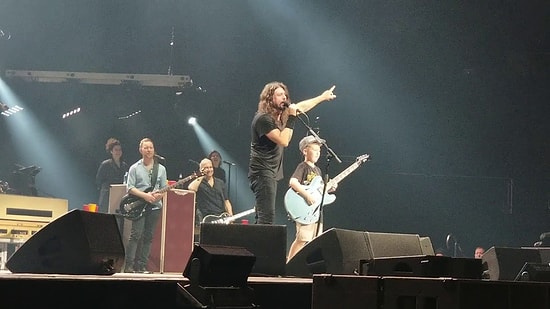 Foo Fighters Konserinde Gitarı Eline Alıp Metallica'dan Enter Sandman Çalan 10 Yaşındaki Çocuk