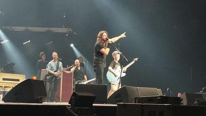 Foo Fighters Konserinde Gitarı Eline Alıp Metallica'dan Enter Sandman Çalan 10 Yaşındaki Çocuk