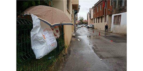 6. Edirne'de, bir sokaktaki çite "İhtiyacı olan alabilir, temiz kıyafet" notuyla üzerine şemsiye açılmış halde torbalarla ikinci el kıyafet asılmış.
