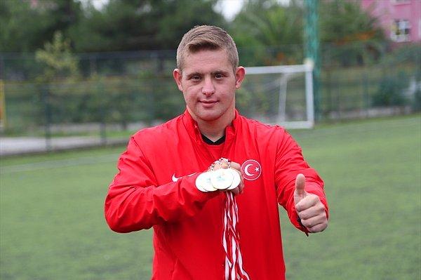 15. Sosyalleşmek için spora başlayan down sendromlu Ali Topaloğlu, son 4 yılda katıldığı uluslararası şampiyonalarda 8 kez Türk bayrağını göndere çektirdi.