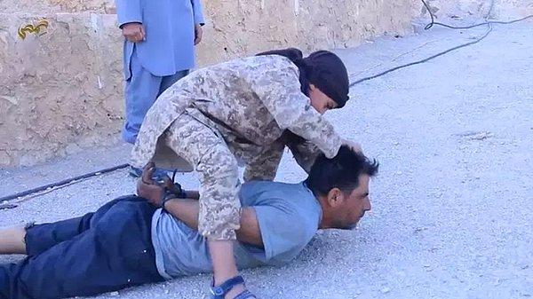 1. Çocuk IŞİD militanı infaz gerçekleştiriyor.
