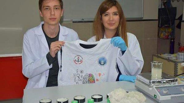 14. Hamam böceklerinin radyasyondan etkilenmediğini fark eden Alperen Berberoğlu, Kimya Öğretmeni Pınar Sabaz ile birlikte hamam böceğinden elde ettikleri solüsyonu bor ile birleştirerek yüzde 98,25 oranında radyasyonu geçirmeyen yelek yapmayı başardı.