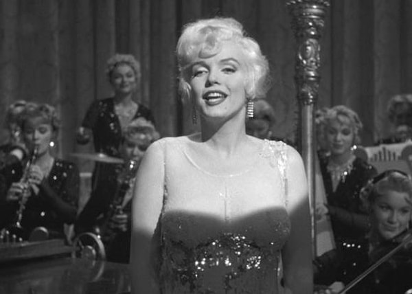3. Как звали героиню Мерилин Монро в картине "В джазе только девушки"?