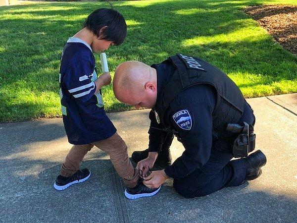 10. 2 polis memuru sokakta ayakkabısı olmayan bu çocuğu görmüşler. Çocuğun dizindeki yarasına pansuman yapıp bir çift ayakkabı almışlar.