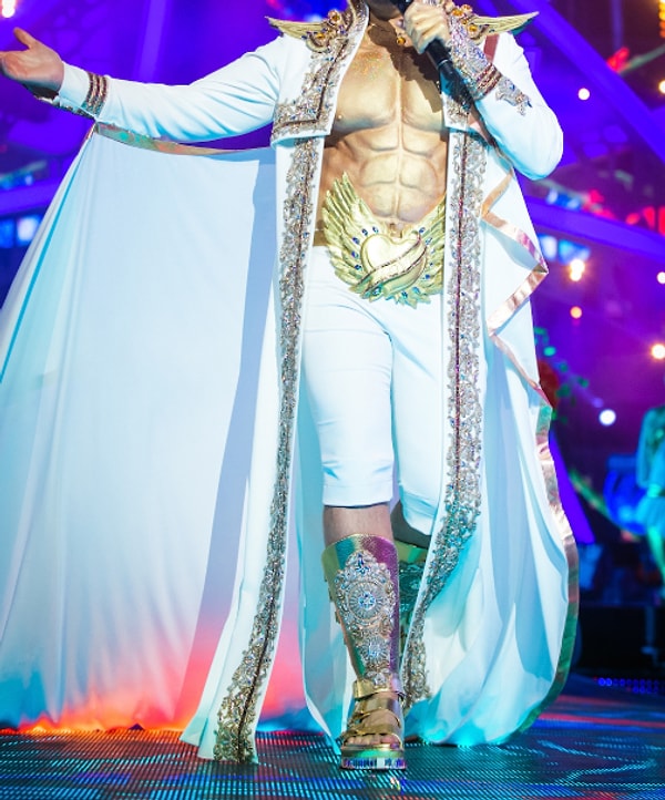 3. Чей это костюм?