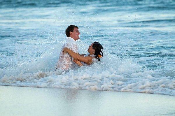 17. "10 yıl önce bugün, kocam düğünümüz için sahil kenarında fotoğraf çekimi yaptırmıştı. Çekimden sonra da ıslak kıyafetlerimizle bir fastfood lokantasında yemek yemiştik. En güzel düğün değil de ne!"