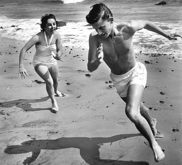 9. Elizabeth Taylor with her friend Roddy McDowall on the beach in California, 1948